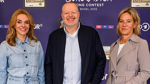 Inga Leschek von RTL, Stefan Raab sowie ARD-Programmdirektorin Christine Strobl (v.l.n.r.) bei der ESC-Pressekonferenz Ende Oktober.