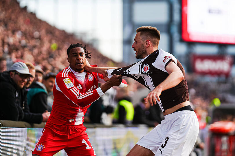 Bayerns Fl&uuml;gelspieler Michael Olise ger&auml;t am Millerntor mit St.-Pauli-Verteidiger Karol Mets aneinander &ndash; Sinnbild eines hitzigen Duells, das den Franzosen zum Provokateur der Heimfans werden l&auml;sst.