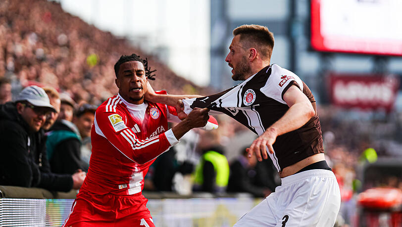 Bayerns Fl&uuml;gelspieler Michael Olise ger&auml;t am Millerntor mit St.-Pauli-Verteidiger Karol Mets aneinander &ndash; Sinnbild eines hitzigen Duells, das den Franzosen zum Provokateur der Heimfans werden l&auml;sst.