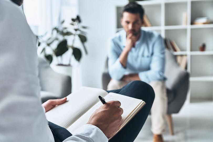 Hinter gewohnheitsmäßiger Prokrastination kann auch ein seelisches Leiden stecken wie zum Beispiel eine Depression. Ebenso können die unaufhörliche Aufschieberei und deren Auswirkungen sich auf die Psyche schlagen. Zögern Sie nicht, die Hilfe psychologischer Profis in Anspruch zu nehmen, wenn dem so sein sollte. Hinter gewohnheitsmäßiger Prokrastination kann auch ein seelisches Leiden stecken wie zum Beispiel eine Depression. Ebenso können die unaufhörliche Aufschieberei und deren Auswirkungen sich auf die Psyche schlagen. Zögern Sie nicht, die Hilfe psychologischer Profis in Anspruch zu nehmen, wenn dem so sein sollte.