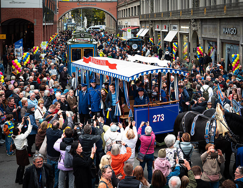 OB Dominik Krause und das Münchner Kindl waren mit einem Pferdewagen unterwegs. OB Dominik Krause und das Münchner Kindl waren mit einem Pferdewagen unterwegs.