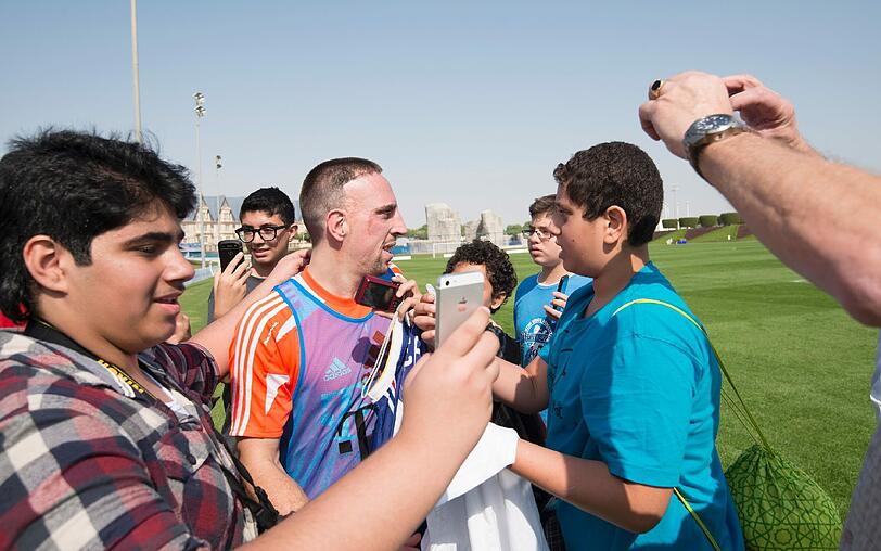 Fans versuchen Autogramme und Fotos mit Franck Ribery an der Aspire Sports Academy zu bekommen.