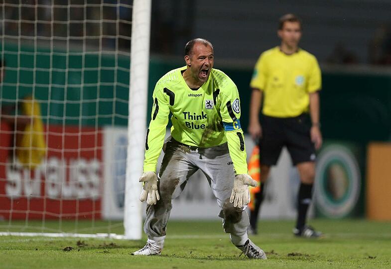 GABOR KIRALY - NOTE 3 - Hatte kurz vor der Pause einige kritische Situationen vor seinem Tor zu überstehen. Selbst eingreifen musste er aber kaum. Ziemliche Idylle auf der Alm für ihn.