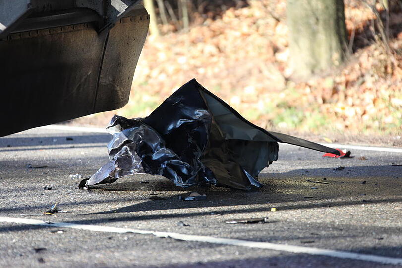 Der 21-Jährige kam auf Höhe eines Waldstücks nahe Reichertsheim (Landkreis Mühldorf am Inn) von der Fahrbahn ab und geriet in den Gegenverkehr.