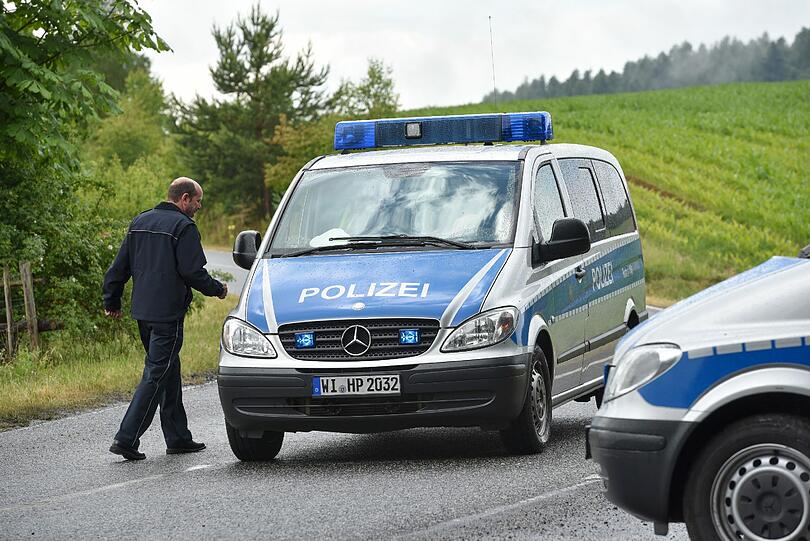 Der Sohn von Schrauben-Milliardär Reinhold Würth ist in Osthessen entführt worden, nach kurzer Zeit aber wieder freigekommen. Die Polizei sicherte den Familiensitz "Hofgut Sassen" in Schlitz.