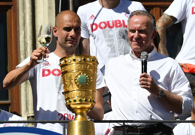 Pokal-Sause, Pep-Abschied und Double-Feier: Der FC Bayern lässt's auf dem Rathausbalkon krachen. Die Bilder.