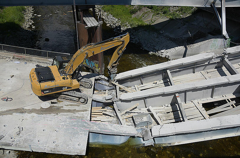 In Augsburg ist eine Wertach-Brücke bei Abriss-Arbeiten eingestürzt. Die Bilder.