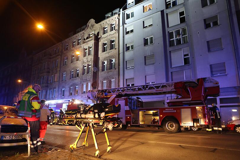 Die Feuerwehr fand in einem Bordell in Nürnberg eine tote Frau - die Bilder vom Einsatz.