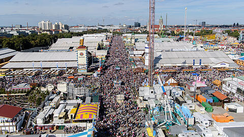 Noch warten die Wiesnwirte und Schausteller auf die Entscheidung der Stadt, wer von ihnen im Herbst auf die nächste Wiesn darf.