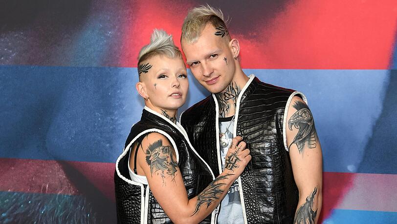 Eric Stehfest und seine Frau Edith zeigen auf der Premiere von "9 Tage wach" ihren neuen Partnerlook. Eric Stehfest und seine Frau Edith zeigen auf der Premiere von "9 Tage wach" ihren neuen Partnerlook.