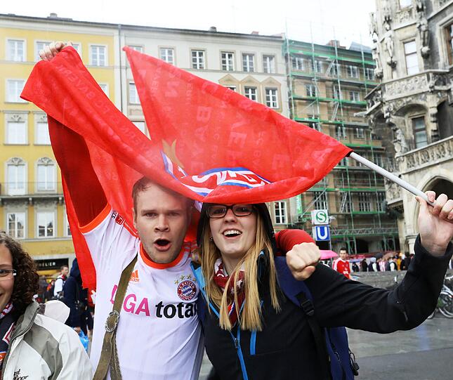 Die Bayernfans sind bereit für einen außergewöhnlichen Fußballabend. Bei brittischem Wetter und bayerischem Bier präsentieren sie die Fans lautstark am Marienplatz. Die besten Bilder.