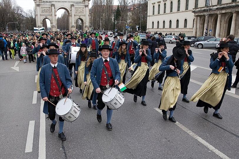 Irisches Brauchtum auf den Straßen München: Beim Umzug zum St. Patrick's Day sind Jung und Alt dabei - und gute Laune ist Pflicht.