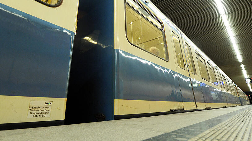 Ein 41-jähriger Münchner wurde am Samstag von einer U-Bahn angefahren.