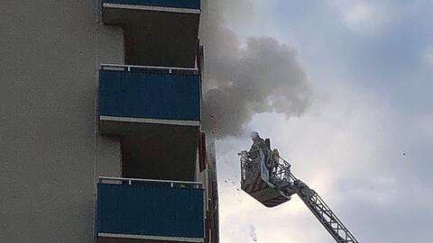 Eine 91-Jährige wird bei einem Hochhausbrand in Neuperlach aus ihrer brennenden Wohnung gerettet. (Symbolbild)