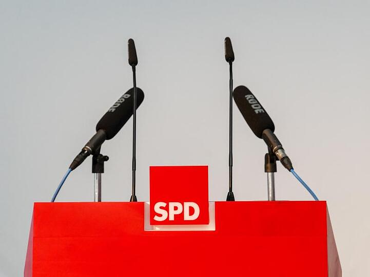 Ein leeres Rednerpult mit dem Logo der SPD.
