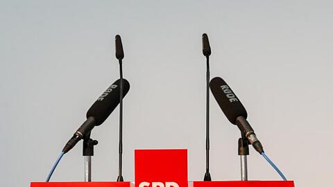 Ein leeres Rednerpult mit dem Logo der SPD.