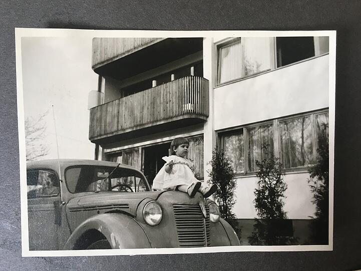 Was für ein Auto, was für ein Kleid, was für ein stolzes Mädchen: Die kleine Christine auf einem zeitgenössischen Gefährt.