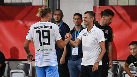Fynn Lakenmacher (li.) wird von Michael Köllner bei seiner Auswechslung abgeklatscht.