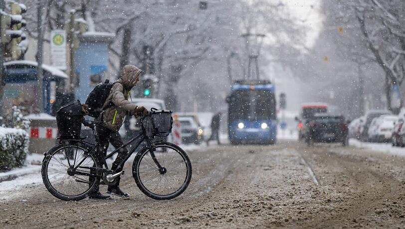 Nach heftigem Schneefall bleibt im vergangenen Winter dieser Radfahrerin in Haidhausen nur eines: schieben. Heuer soll es besser werden.