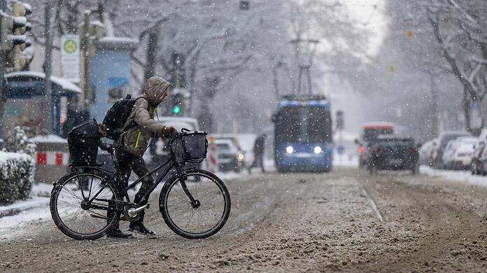 Nach heftigem Schneefall bleibt im vergangenen Winter dieser Radfahrerin in Haidhausen nur eines: schieben. Heuer soll es besser werden.