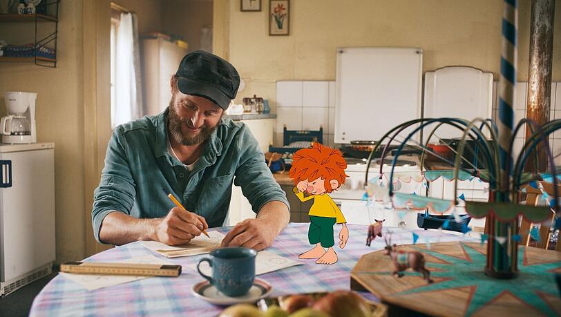 Meister Eder (Florian Brückner) und sein unveränderter Pumuckl (Maxi Schafroth mit KI auf Hans Clarin getrimmter Stimme). Meister Eder (Florian Brückner) und sein unveränderter Pumuckl (Maxi Schafroth mit KI auf Hans Clarin getrimmter Stimme).