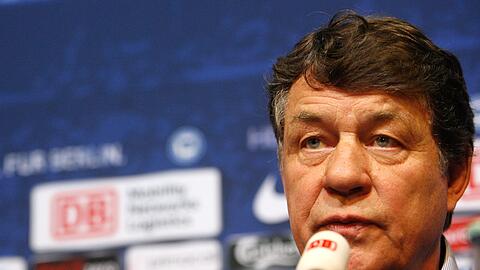 Der neue Trainer Otto Rehhagel am Sonntag bei der Pressekonferenz anlässlich seiner Vorstellung in Berlin.