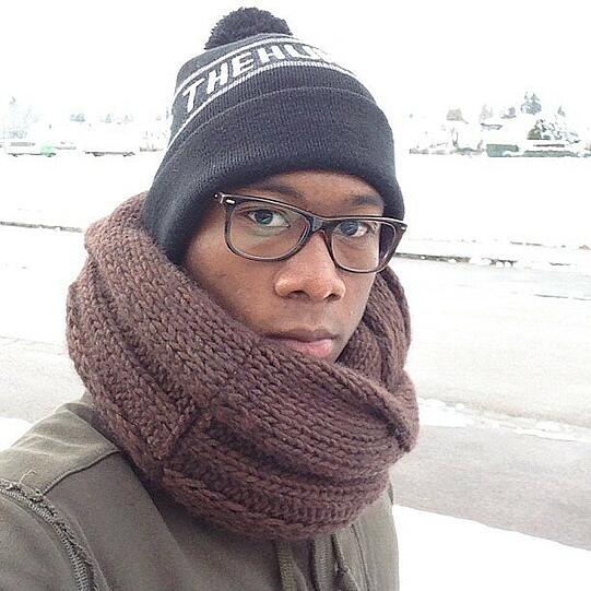 Drei Grad, das Outfit passt: Alaba mit Mütze und Brille vergangenen November auf dem Weg zum Bäcker, wie er zum Bild schrieb.