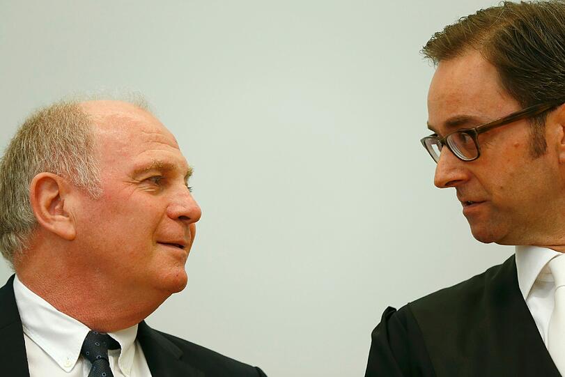 Uli Hoeneß im gespräch mit seinem Anwalt Markus Gotzens.