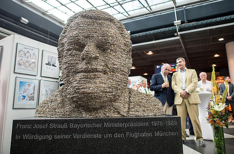 Die Büste "Urgestein" des Künstlers Hubert Maier aus dem Jahr 2015 ist im Flughafen in München (Bayern) zu sehen. Anlässlich des 100. Geburtstages des 1988 gestorbenen CSU-Vorsitzenden Strauß im September wurde am Flughafen eine Büste des Politikers aufgestellt.