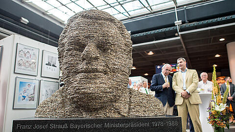 Die Büste "Urgestein" des Künstlers Hubert Maier aus dem Jahr 2015 ist im Flughafen in München (Bayern) zu sehen. Anlässlich des 100. Geburtstages des 1988 gestorbenen CSU-Vorsitzenden Strauß im September wurde am Flughafen eine Büste des Politikers aufgestellt.