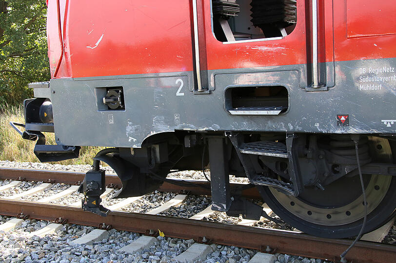 Zug erfasst Auto mit Familie: Bilder von der Unfallstelle.