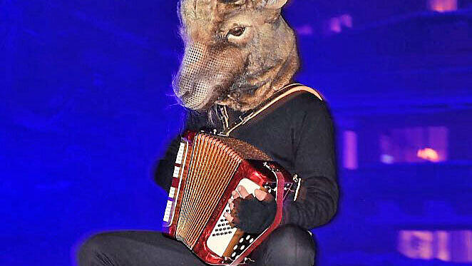 Ein Musiker trägt einen Steinbock-Kopf
