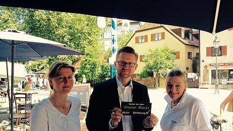 Wolfgang Stefinger unterstützt den Protest zum Erhalt des Wiener Platzes zusammen mit den Standlbetreiberinnen Sabine Grede und Sabine Schropp.