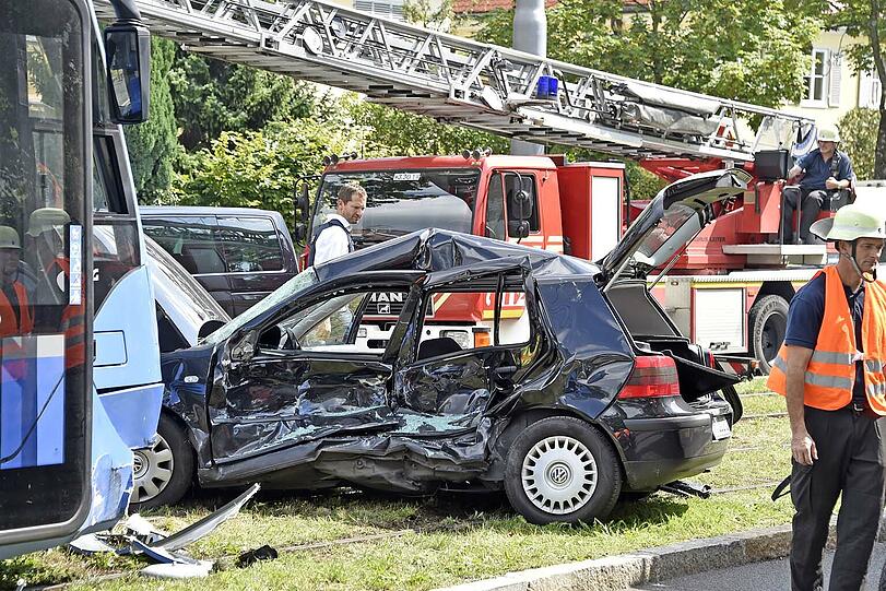Das völlig eingedrückte Wrack des VW wurde noch ca. 30 Meter mitgeschleift &ndash; die Bilder vom Bergungseinsatz in der Agnes-Bernauer-Straße.