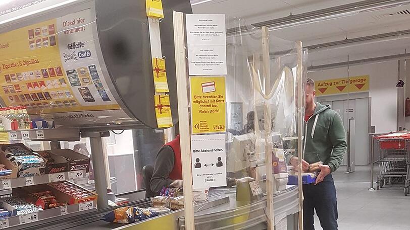 Noch provisorisch: Mitarbeiterschutz in einem Netto-Markt.