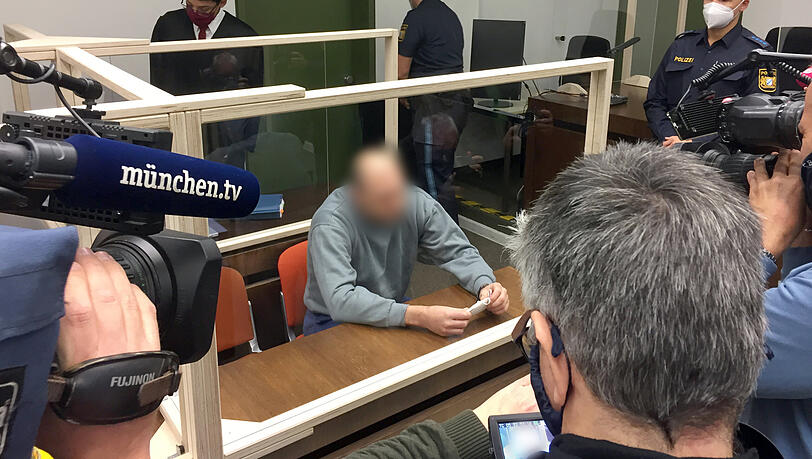 Der Angeklagte sitzt zum Prozessauftakt an seinem Platz im Landgericht München I. Dem Mann wird vorgeworfen, seine Frau und Stieftochter umgebracht zu haben. Die beiden sind seit mehr als einem Jahr spurlos verschwunden. (Archivbild)
