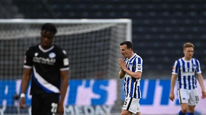 Sowohl Bielefels Anderson Lucoqui als auch Herthas Vladimir Darida und Santiago Ascacibar (l-r) müssen noch im den Ligaverbleib zittern.