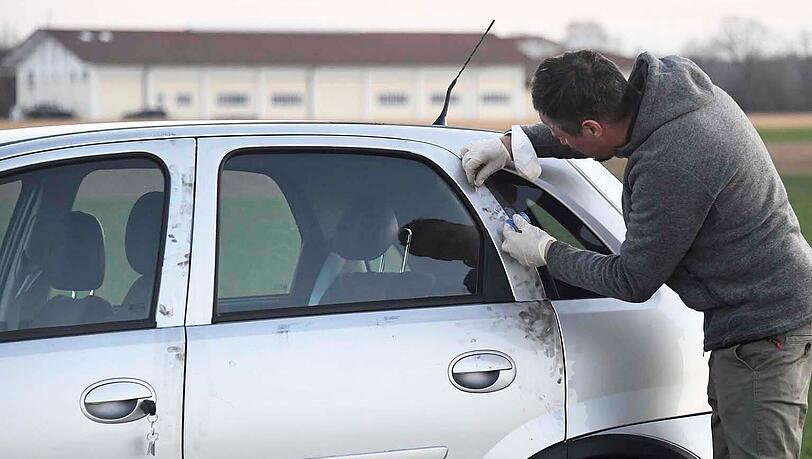Ein Beamter sichert Fingerabdrücke auf dem Opel Astra der Festgenommenen. Ein Beamter sichert Fingerabdrücke auf dem Opel Astra der Festgenommenen.