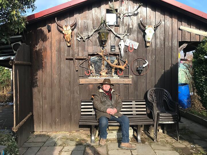 Ciko Bucar (67), Cowboyfan und Schrebergartler, hat dem Tatort-Drehteam seine Hütte im "Land in Sonne 2" als Kulisse geliehen - hier versteckt sich der tatverdächtige Hackl.