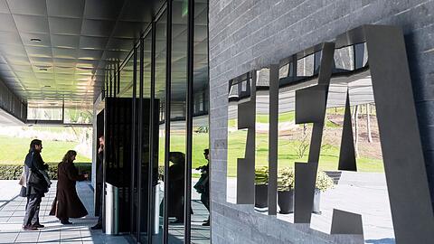 Die FIFA steht wegen ihrer Transferregeln unter Druck.