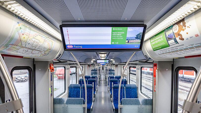 Die Liniennummer, das Ziel – und oftmals eine falsche nächste Haltestelle: Recht viel mehr ist auf den Displays in den neuen S-Bahnen auf der Strecke der S7 bislang nicht zu sehen. Das soll so nicht bleiben.