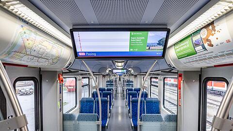 Die Liniennummer, das Ziel – und oftmals eine falsche nächste Haltestelle: Recht viel mehr ist auf den Displays in den neuen S-Bahnen auf der Strecke der S7 bislang nicht zu sehen. Das soll so nicht bleiben.