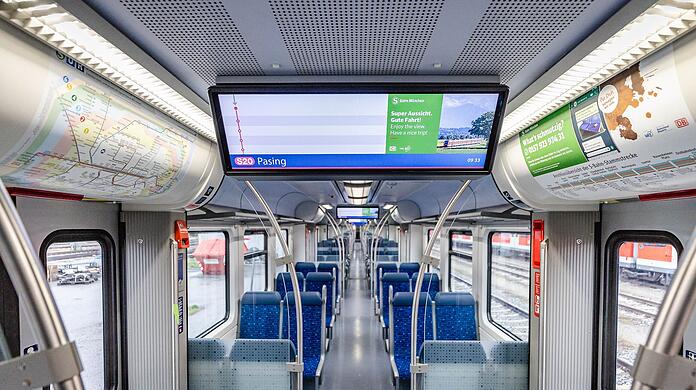 Die Liniennummer, das Ziel – und oftmals eine falsche nächste Haltestelle: Recht viel mehr ist auf den Displays in den neuen S-Bahnen auf der Strecke der S7 bislang nicht zu sehen. Das soll so nicht bleiben.