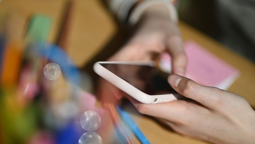 Jugendliche verbringen oft täglich mehrere Stunden mit dem Smartphone in der Hand. (Symbolbid)