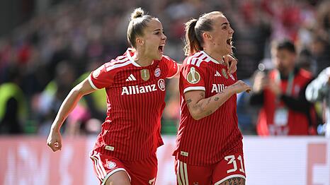 M&uuml;nchner Jubel: Giulia Gwinn (l) freut sich mit 1:0-Torsch&uuml;tzin Georgia Stanway.