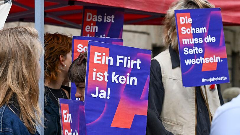 Sexuelle Handlungen sollten nach Vorstellungen von Bundesjustizministerin Hubig nur bei ausdrücklicher Zustimmung als einvernehmlich gelten - nach dem Prinzip "Nur Ja heißt Ja". Sexuelle Handlungen sollten nach Vorstellungen von Bundesjustizministerin Hubig nur bei ausdrücklicher Zustimmung als einvernehmlich gelten - nach dem Prinzip "Nur Ja heißt Ja".