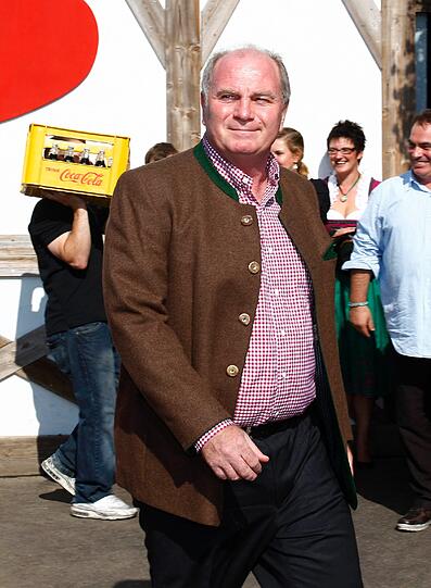 Uli Hoeness hält sich ebenfalls ans rot-weiße Hemd. Dazu noch eine Filzjacke - ist das nicht ganz schön warm?