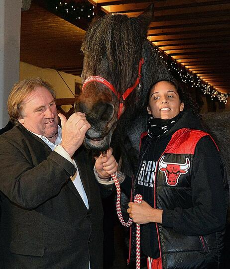 Passt gut ins Familienbild: Gerard Depardieu und seine Tochter Roxane mit einem Pferd von Gut Aiderbichl.