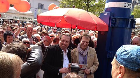 Wollen beide, dass die AZ weiterlebt: Schauspieler Andreas Giebel (l) und AZ-Chefredakteur Arno Makowsky.