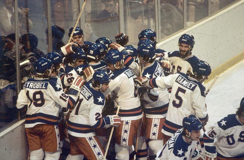 Das Miracle on Ice: Team USA besiegt bei Olympia am 22. 2. 1980 die als unbezwingbar geltende Sowjetunion.